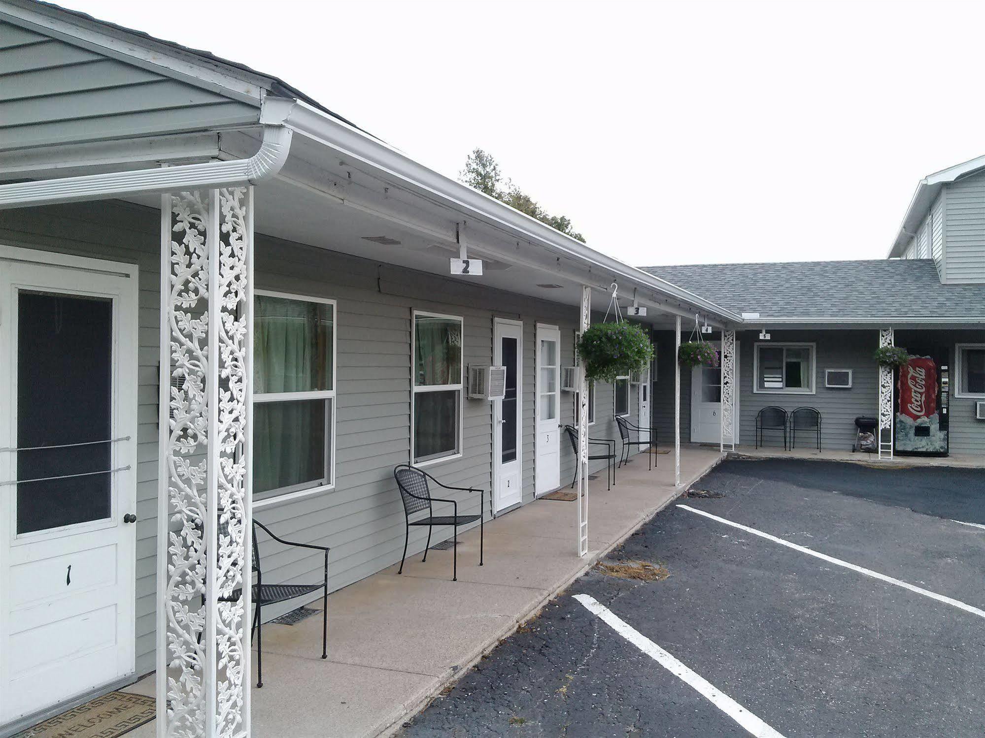 Huron Inn Saint Ignace Exterior photo